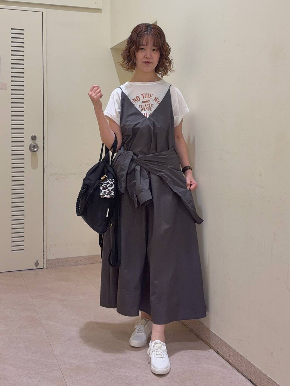 グレー系のシャツ/ブラウス、ホワイト系のTシャツ/カットソー、ブラック系のバックパック/リュックを着用したレディースの春コーディネートの3枚目の写真