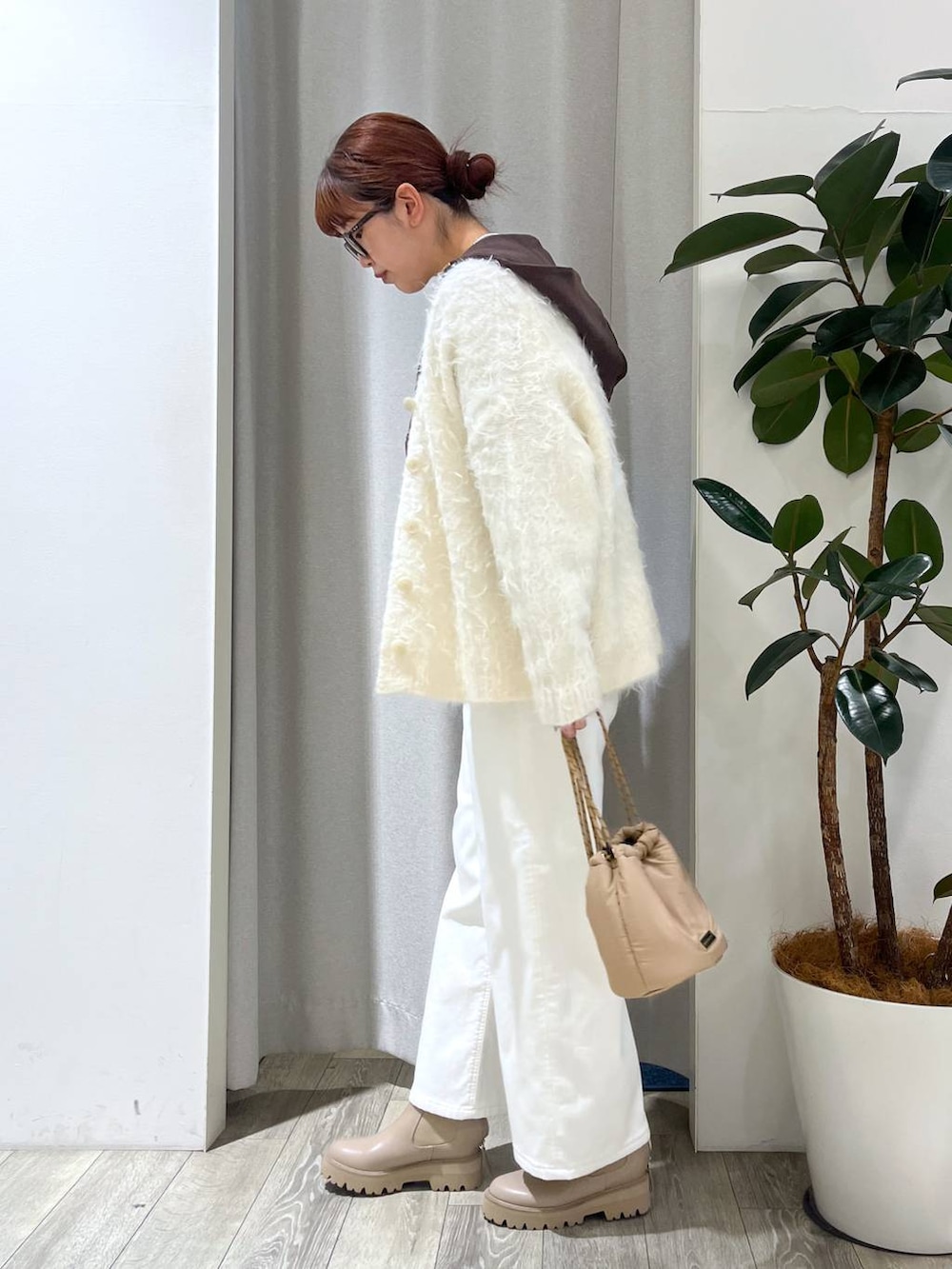 ホワイト系のTシャツ/カットソー、ホワイト系のデニムパンツ、ホワイト系のカーディガン/ボレロを着用したレディースの秋コーディネートの2枚目の写真