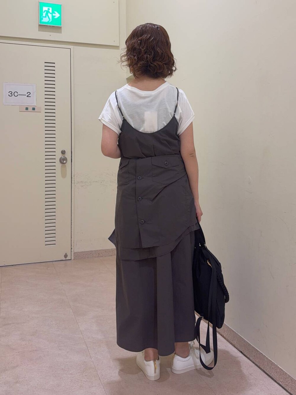 グレー系のシャツ/ブラウス、ホワイト系のTシャツ/カットソー、ブラック系のバックパック/リュックを着用したレディースの春コーディネートの5枚目の写真