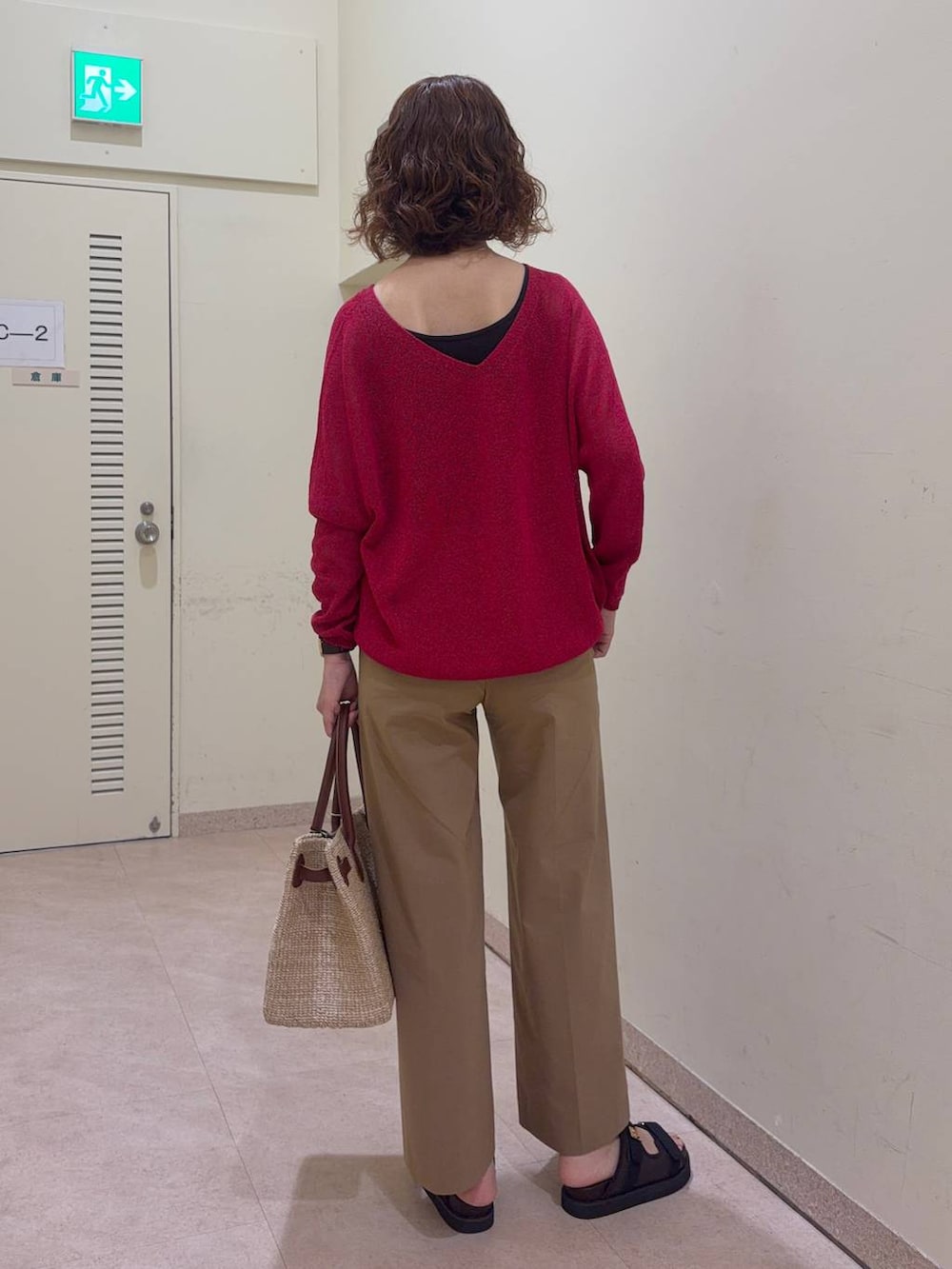 ベージュ系のその他パンツ、レッド系のニット/セーター、ベージュ系のかごバッグを着用したレディースの春コーディネートの5枚目の写真