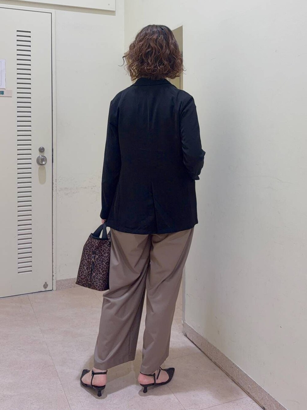 その他のトートバッグ、ベージュ系のTシャツ/カットソー、ベージュ系のその他パンツを着用したレディースの冬コーディネートの4枚目の写真