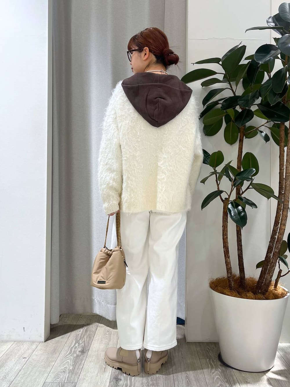 ホワイト系のTシャツ/カットソー、ホワイト系のデニムパンツ、ホワイト系のカーディガン/ボレロを着用したレディースの秋コーディネートの3枚目の写真
