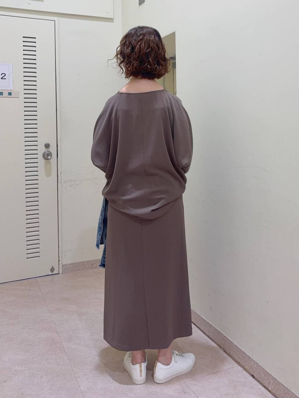 ブルー系のシャツ/ブラウス、ホワイト系のトートバッグ、グリーン系のスカートを着用したレディースの冬コーディネートの6枚目の写真