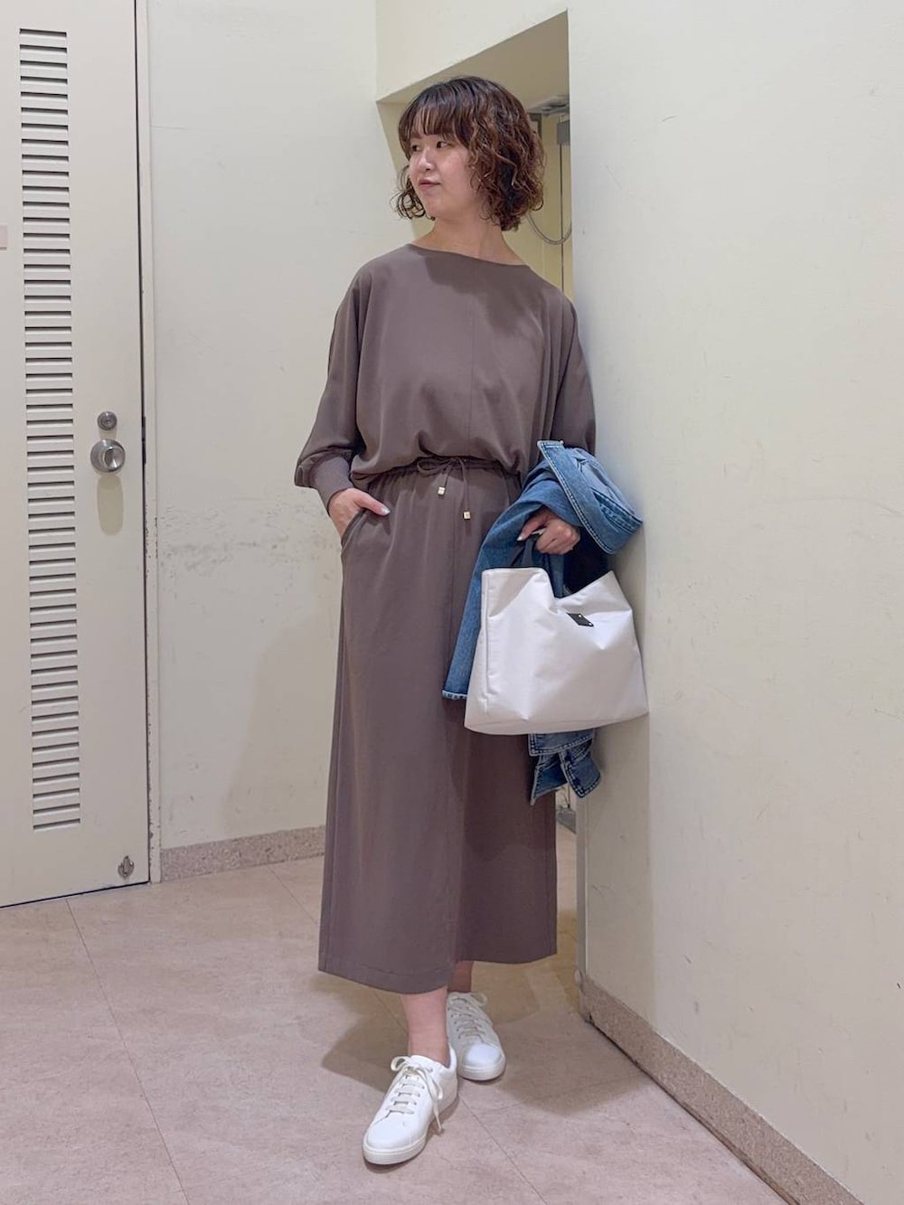 ブルー系のシャツ/ブラウス、ホワイト系のトートバッグ、グリーン系のスカートを着用したレディースの冬コーディネートの5枚目の写真