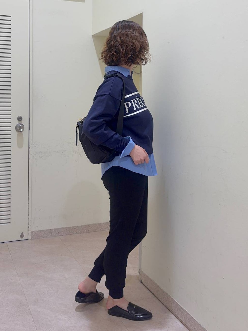 ブルー系のカーディガン/ボレロ、ブルー系のシャツ/ブラウス、ブラック系のローファーを着用したレディースの冬コーディネートの3枚目の写真