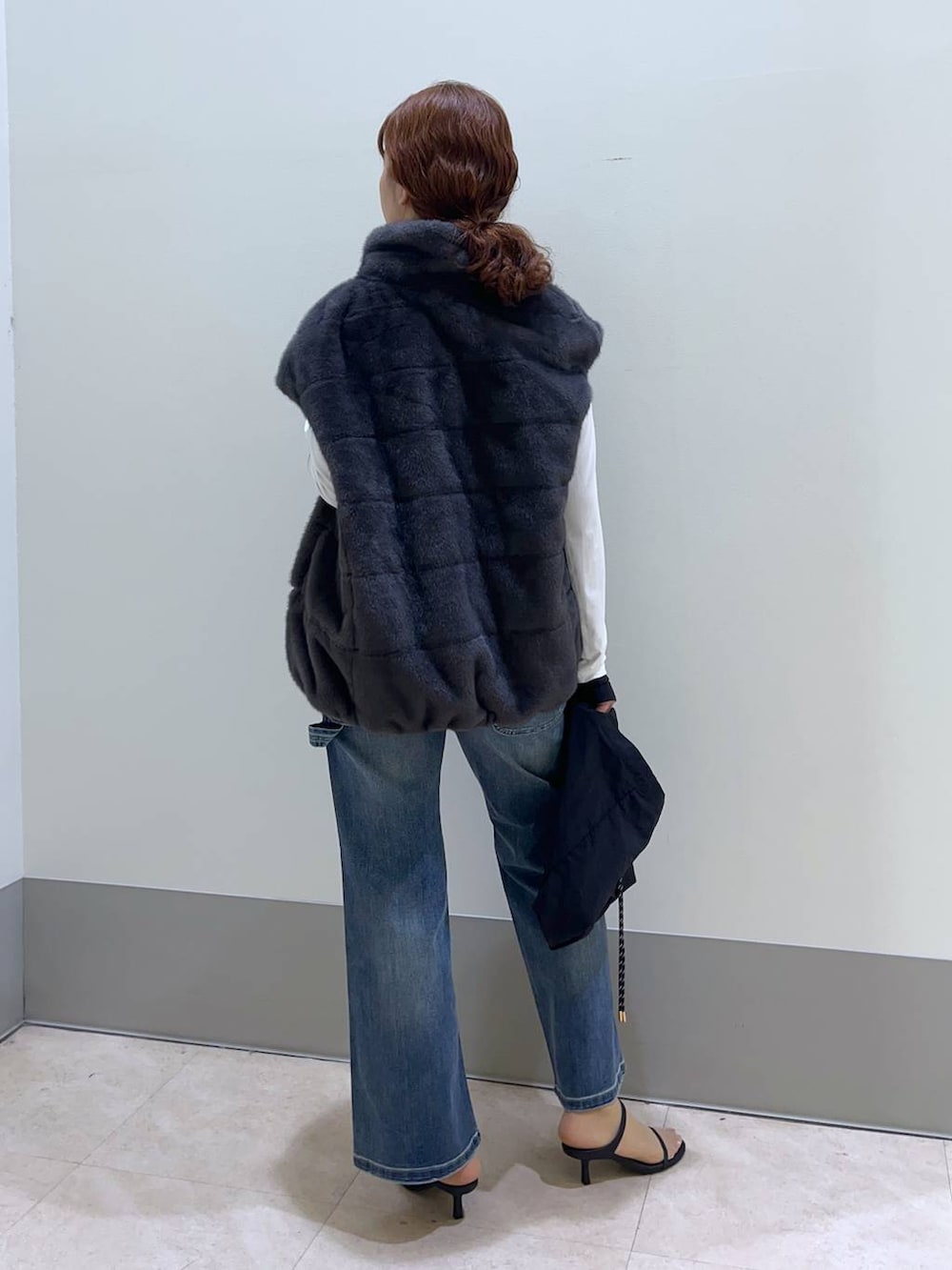 その他のサンダル、ブラック系のトートバッグ、ブルー系のサロペット/オーバーオールを着用したレディースの秋コーディネートの4枚目の写真