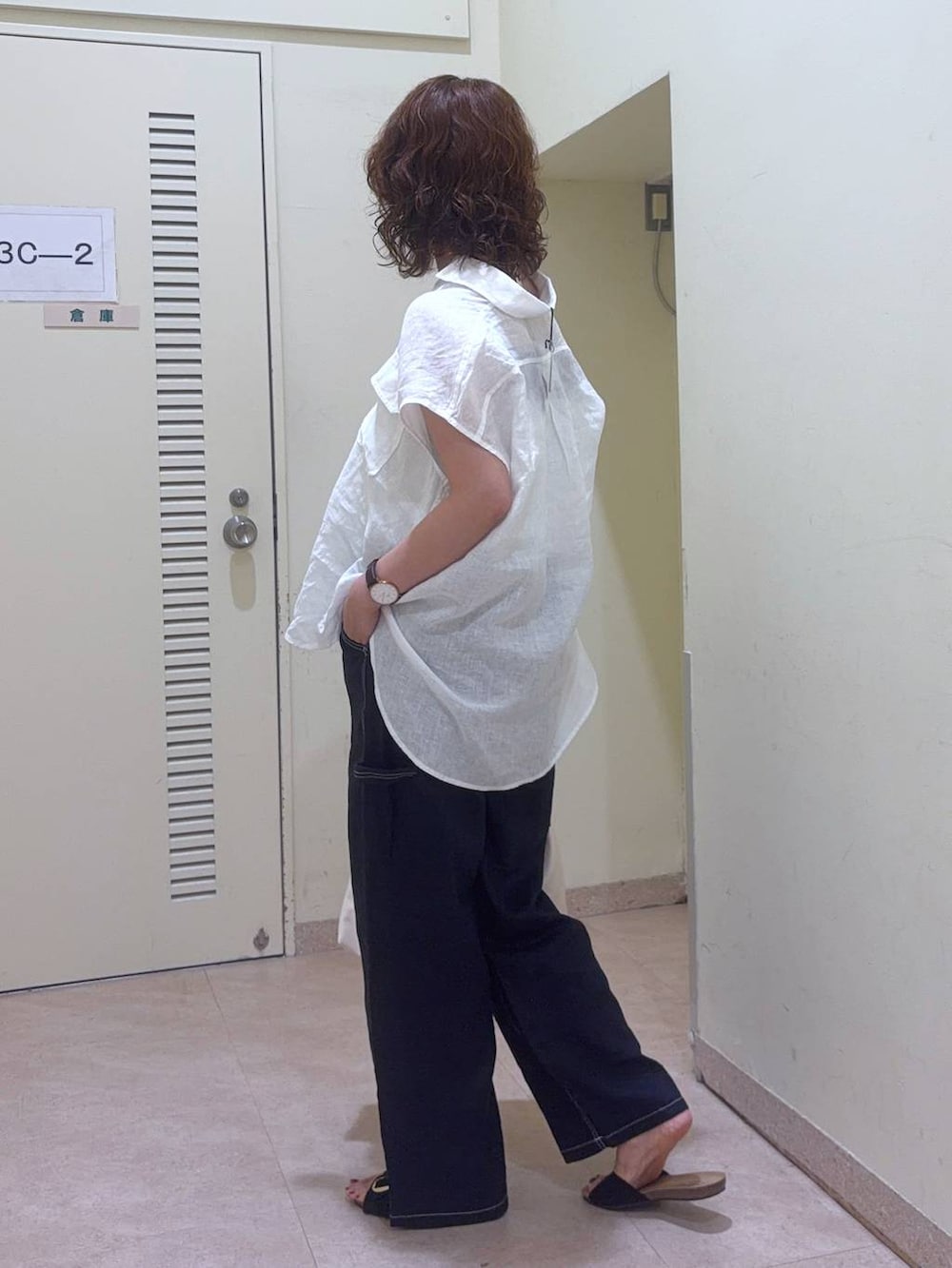 ホワイト系のキャミソール、ブルー系のその他パンツ、ブラック系のサンダルを着用したレディースの夏コーディネートの3枚目の写真