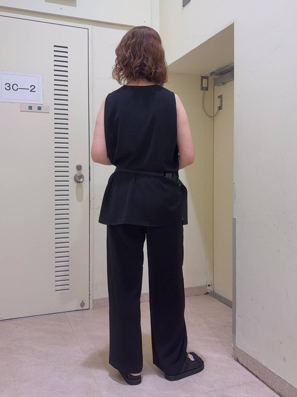 ブラック系のその他パンツ、ブラック系のボディバッグ/ウエストポーチ、ブラック系のサンダルを着用したレディースの夏コーディネートの4枚目の写真