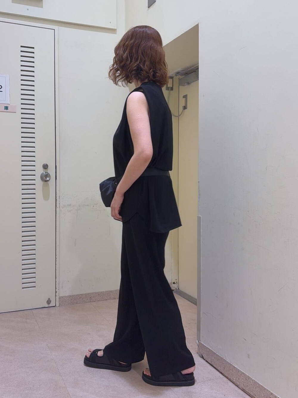 ブラック系のその他パンツ、ブラック系のボディバッグ/ウエストポーチ、ブラック系のサンダルを着用したレディースの夏コーディネートの3枚目の写真
