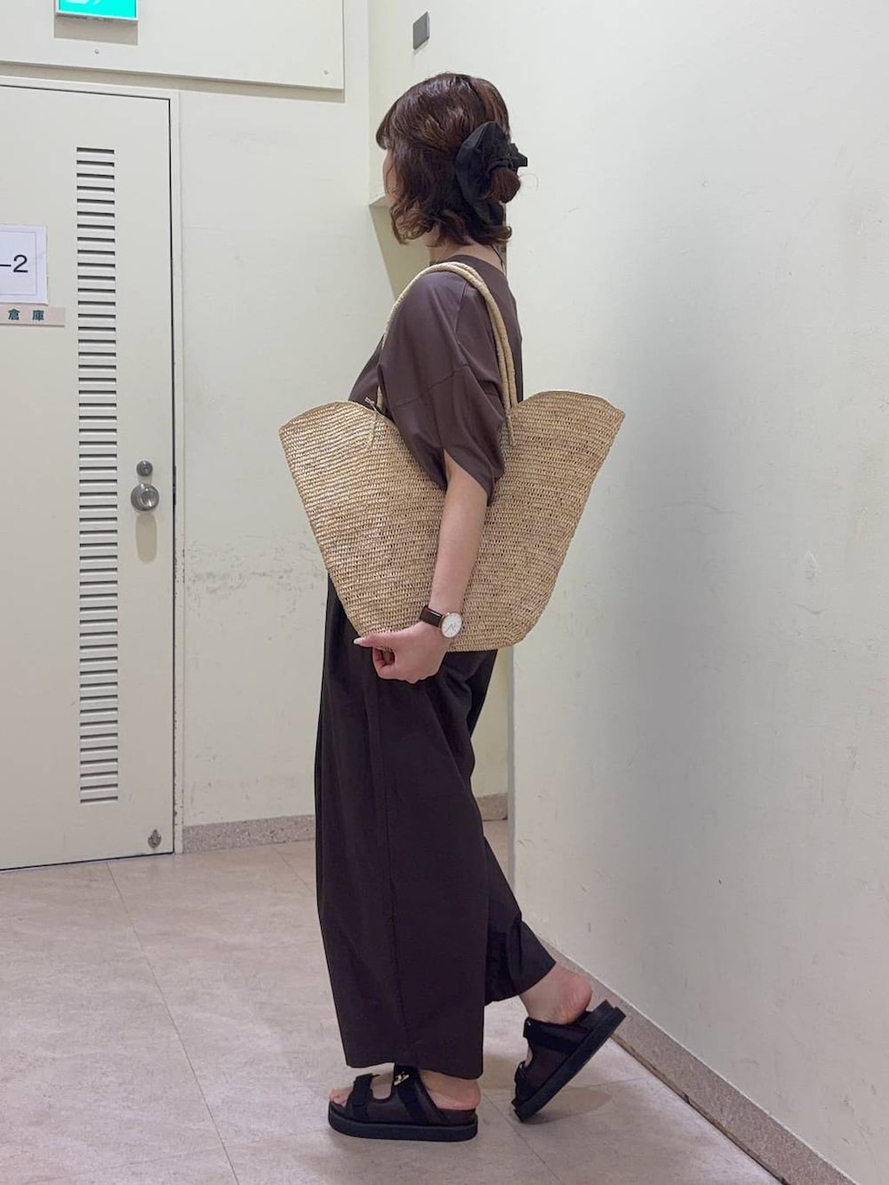 ブラウン系のその他パンツ、ブラウン系のTシャツ/カットソー、ブラウン系のサンダルを着用したレディースの春コーディネートの4枚目の写真