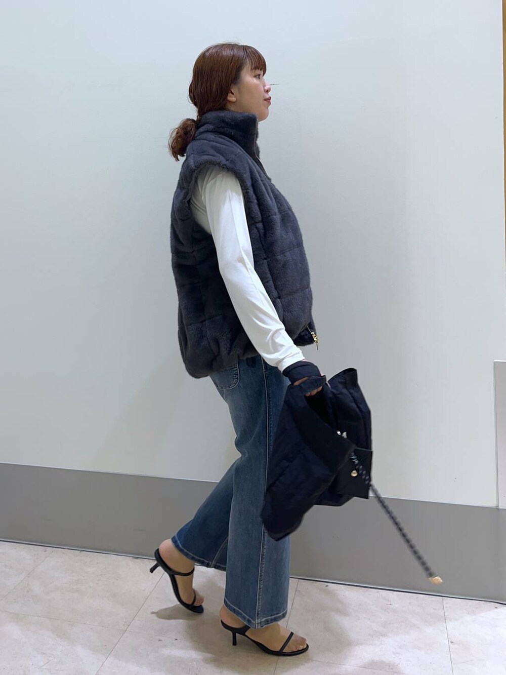 その他のサンダル、ブラック系のトートバッグ、ブルー系のサロペット/オーバーオールを着用したレディースの秋コーディネートの3枚目の写真