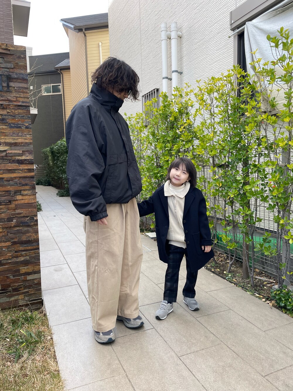 「休日コーデ、今日のコーデ、カジュアルコーデ、シンプルコーデ、低身長コーデ、親子コーデ、キッズコーデ、冬コーデ、おしゃれさんと繋がりたい」｜「ZARAのアイテム（ステンカラーコート、ブルー系）」を使った、しんぱぱさん（メンズ・110cm）の冬コーディネートの2枚目の写真