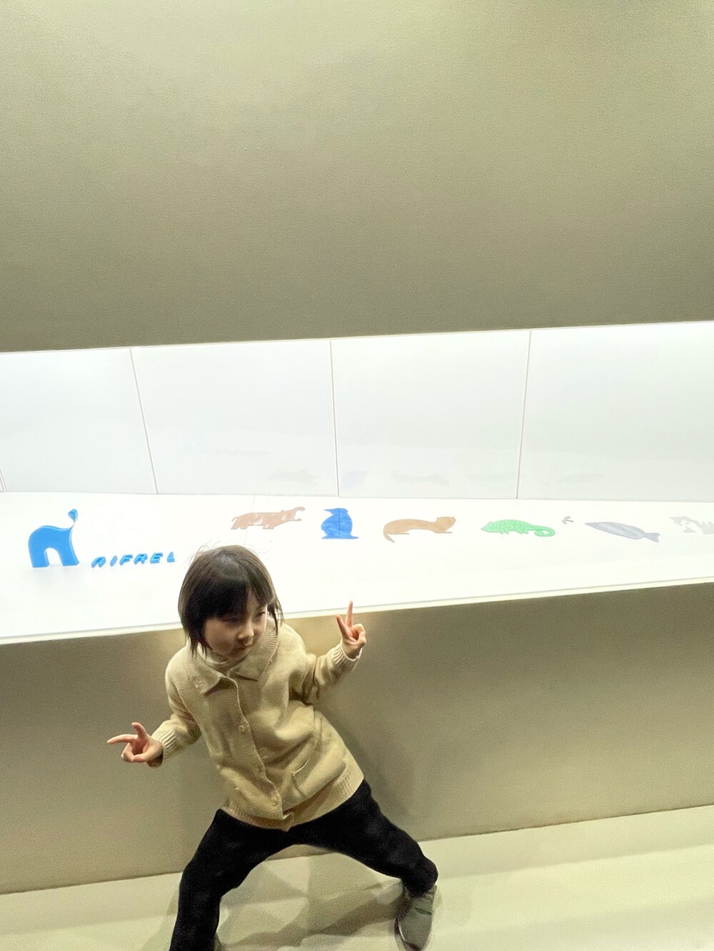 「休日コーデ、今日のコーデ、カジュアルコーデ、シンプルコーデ、低身長コーデ、親子コーデ、キッズコーデ、冬コーデ、おしゃれさんと繋がりたい」｜「ZARAのアイテム（ステンカラーコート、ブルー系）」を使った、しんぱぱさん（メンズ・110cm）の冬コーディネートの5枚目の写真