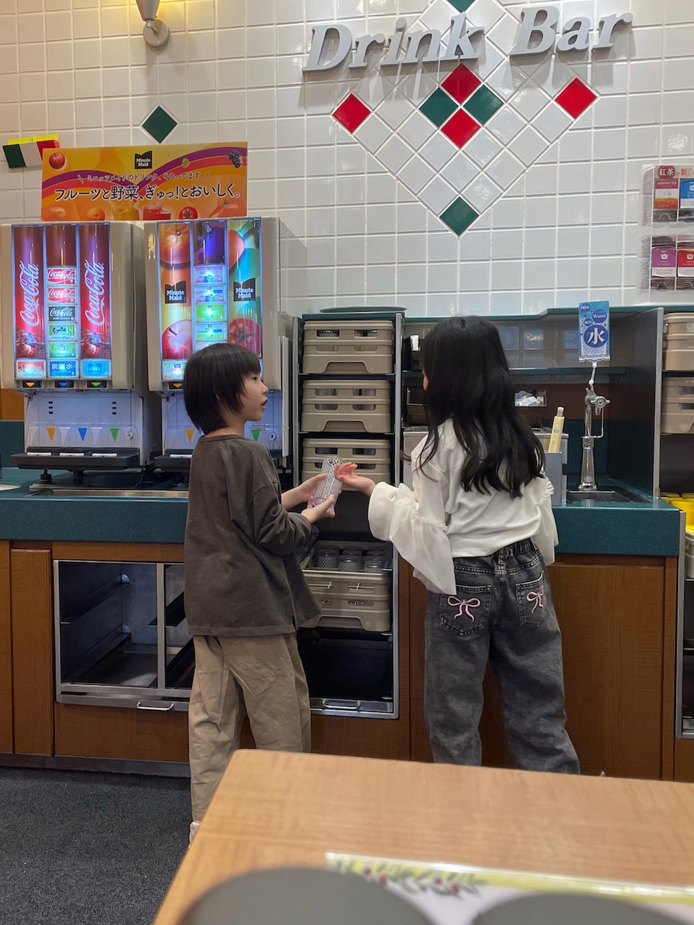 「今日のコーデ、休日コーデ、お出かけコーデ、シンプルコーデ、親子コーデ、キッズコーデ、低身長コーデ、おしゃれさんと繋がりたい」｜「koko kidsのアイテム（Tシャツ/カットソー、ブラウン系）」を使った、しんぱぱさん（メンズ・110cm）の秋コーディネートの3枚目の写真