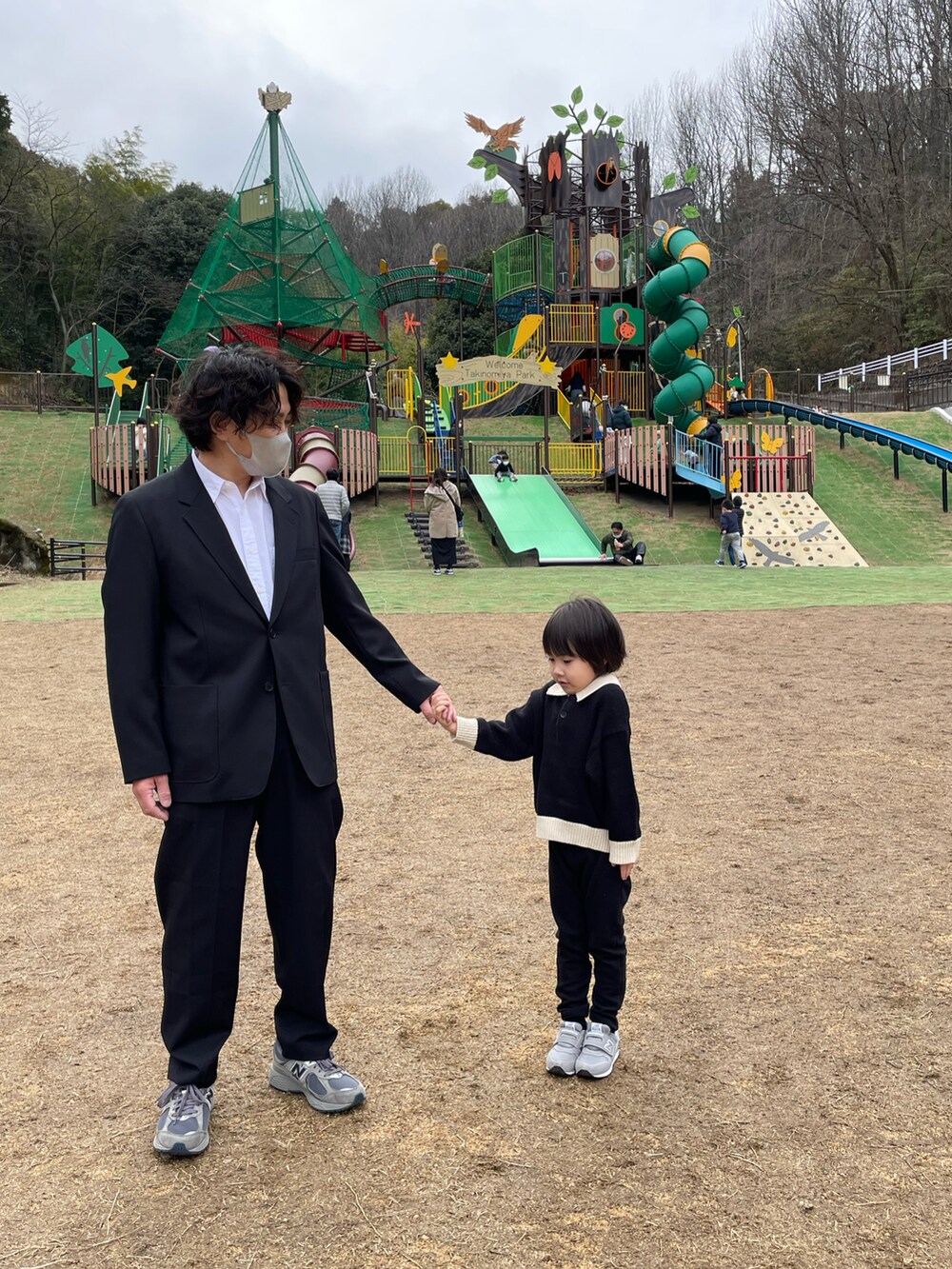「休日コーデ、休日スタイル、今日のコーデ、親子コーデ、むすこーで、こどもコーデ、おとこのこ、おしゃれさんと繋がりたい、メンズファッション、低身長、シンプル、ブラック、黒、セットアップ」｜「ZARAのアイテム（ニット/セーター、ブラック系）」を使った、しんぱぱさん（メンズ・100cm）の冬コーディネートの2枚目の写真