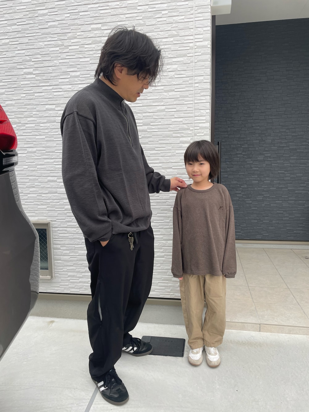 「今日のコーデ、休日コーデ、お出かけコーデ、シンプルコーデ、親子コーデ、キッズコーデ、低身長コーデ、おしゃれさんと繋がりたい」｜「koko kidsのアイテム（Tシャツ/カットソー、ブラウン系）」を使った、しんぱぱさん（メンズ・110cm）の秋コーディネートの2枚目の写真