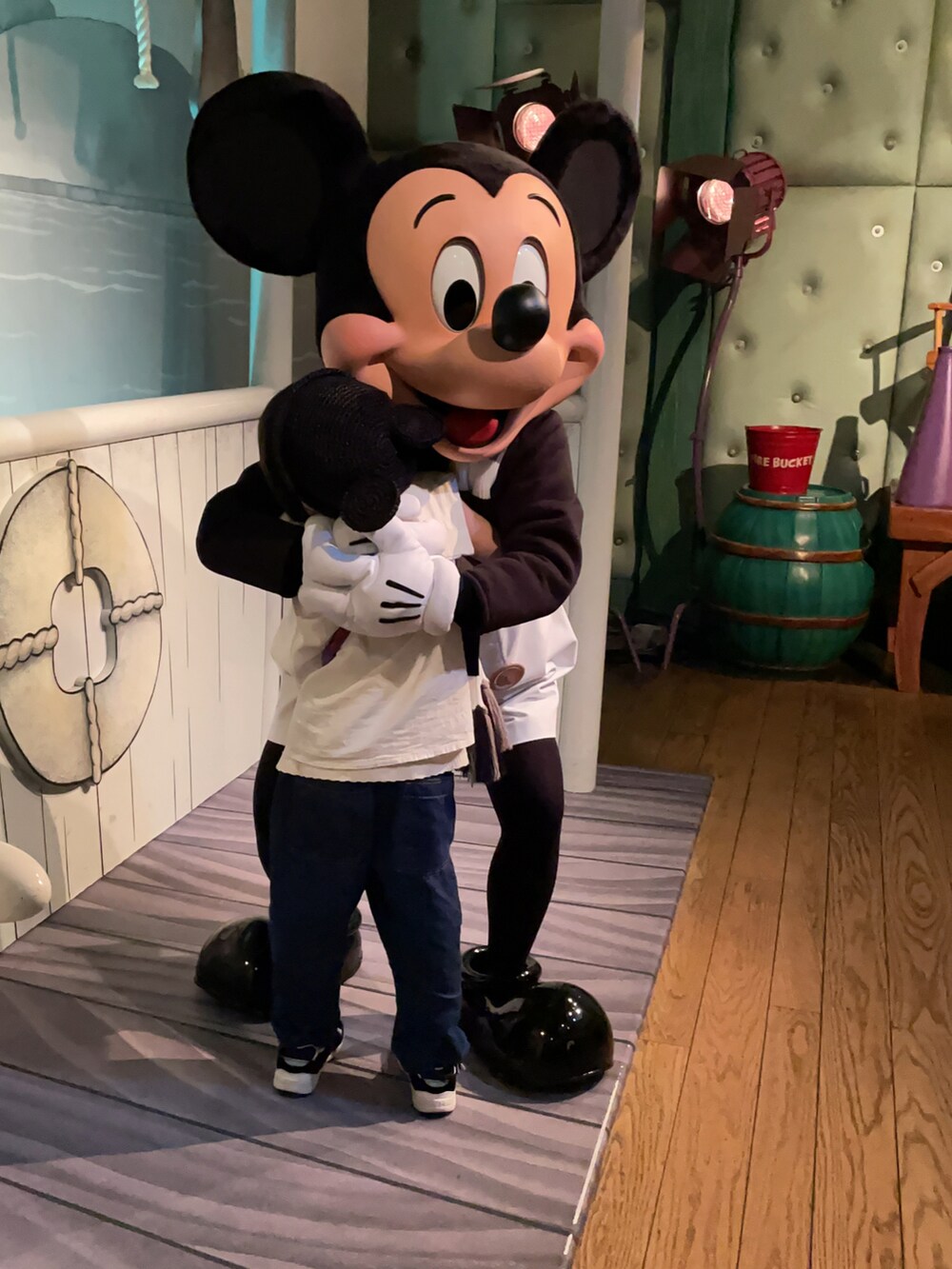 「今日のコーデ、休日コーデ、シンプルコーデ、デニムコーデ、親子コーデ、キッズコーデ、むすこーで、カジュアルコーデ、リンクコーデ、服好きな人と繋がりたい、おしゃれさんと繋がりたい、ディズニーコーデ、カーゴパンツ」｜「coco kidsのアイテム（シャツ/ブラウス、ホワイト系）」を使った、しんぱぱさん（メンズ・110cm）の秋コーディネートの4枚目の写真