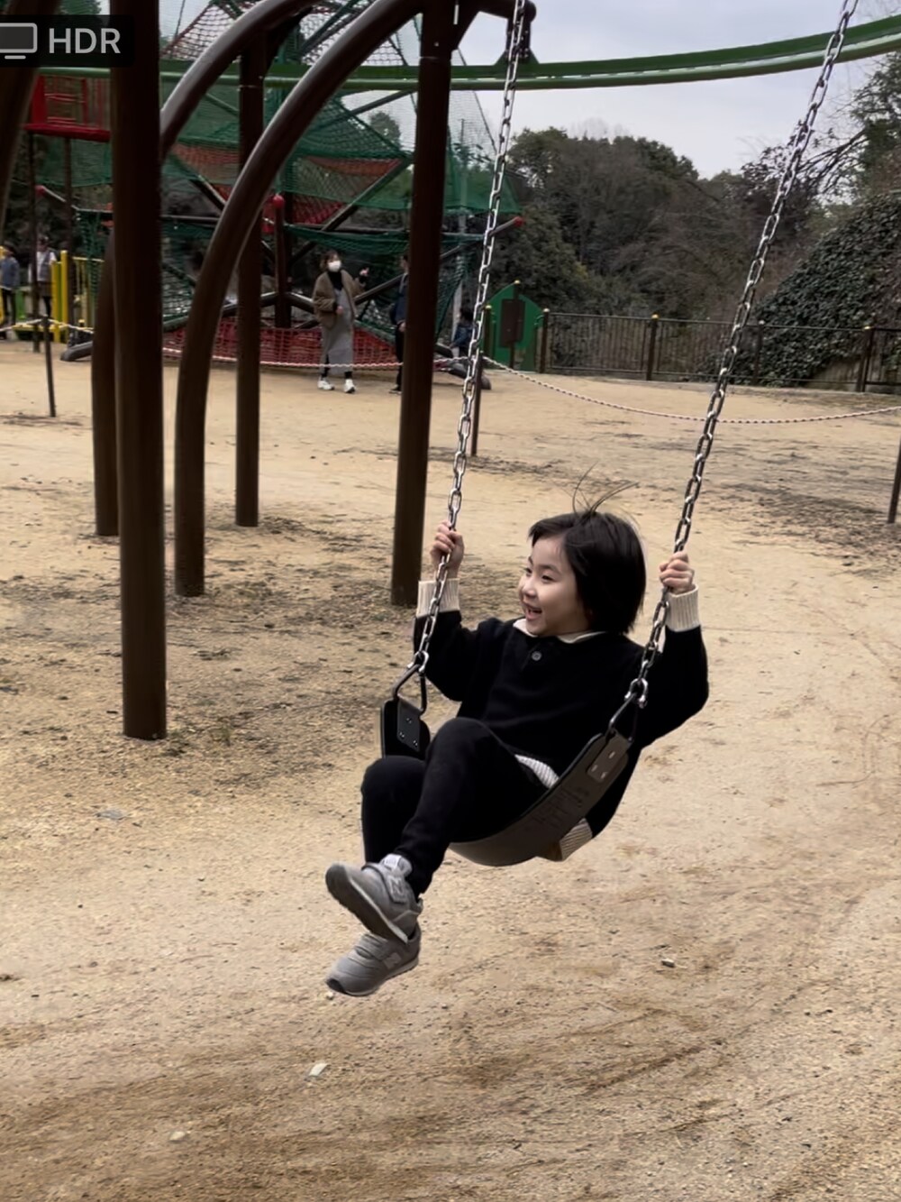 「休日コーデ、休日スタイル、今日のコーデ、親子コーデ、むすこーで、こどもコーデ、おとこのこ、おしゃれさんと繋がりたい、メンズファッション、低身長、シンプル、ブラック、黒、セットアップ」｜「ZARAのアイテム（ニット/セーター、ブラック系）」を使った、しんぱぱさん（メンズ・100cm）の冬コーディネートの5枚目の写真