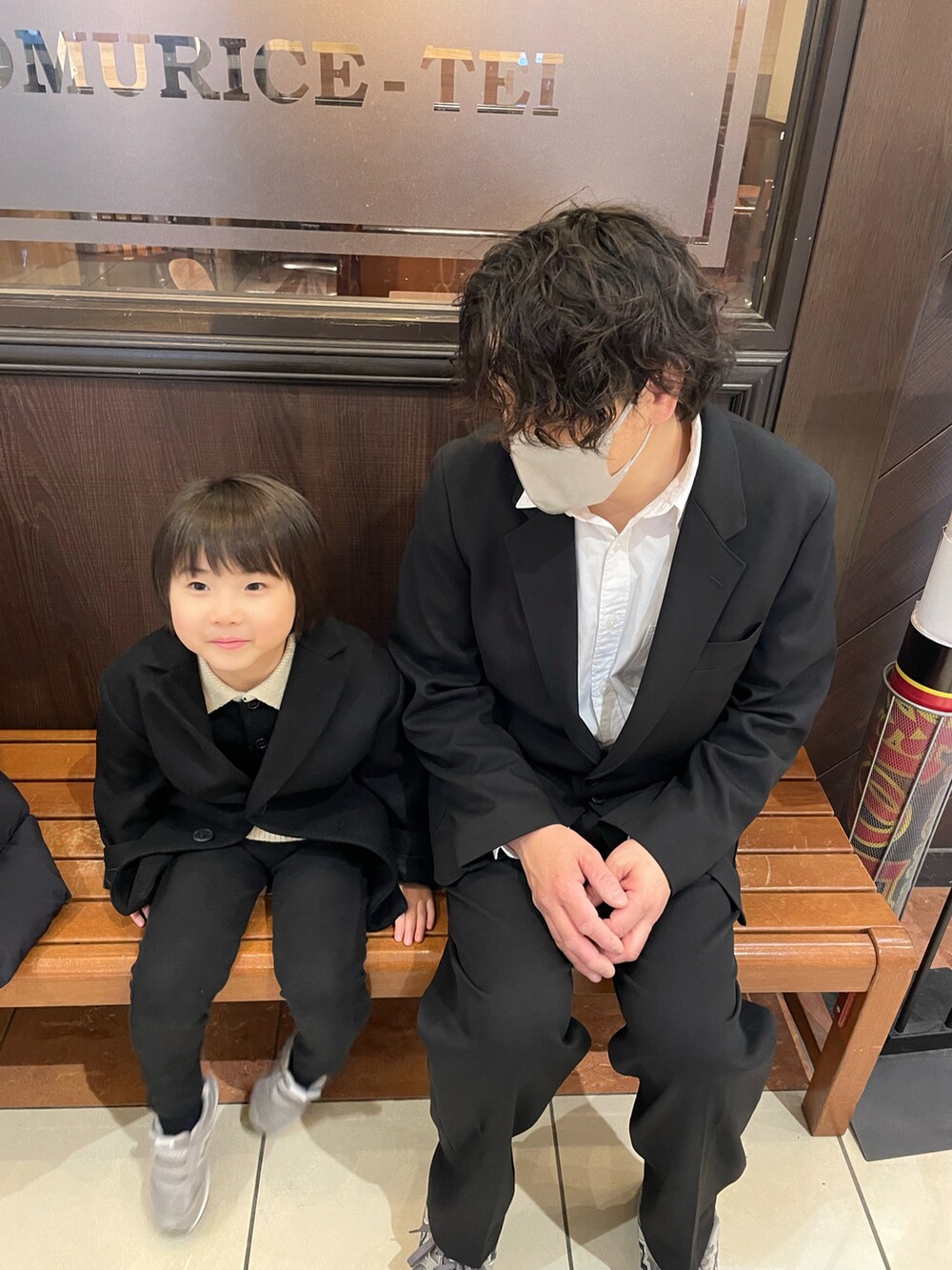 「休日コーデ、休日スタイル、今日のコーデ、親子コーデ、むすこーで、こどもコーデ、おとこのこ、おしゃれさんと繋がりたい、メンズファッション、低身長、シンプル、ブラック、黒、セットアップ」｜「ZARAのアイテム（ニット/セーター、ブラック系）」を使った、しんぱぱさん（メンズ・100cm）の冬コーディネートの3枚目の写真