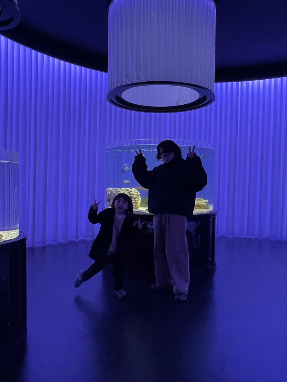 「休日コーデ、今日のコーデ、カジュアルコーデ、シンプルコーデ、低身長コーデ、親子コーデ、キッズコーデ、冬コーデ、おしゃれさんと繋がりたい」｜「ZARAのアイテム（ステンカラーコート、ブルー系）」を使った、しんぱぱさん（メンズ・110cm）の冬コーディネートの3枚目の写真