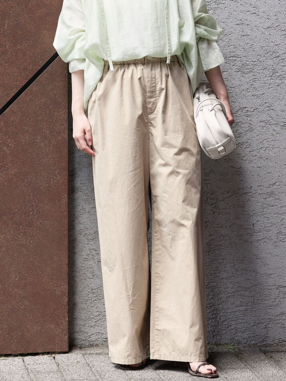 ベージュ系のその他パンツ、グリーン系のシャツ/ブラウス、ホワイト系のショルダーバッグを着用したレディースの春コーディネートの6枚目の写真
