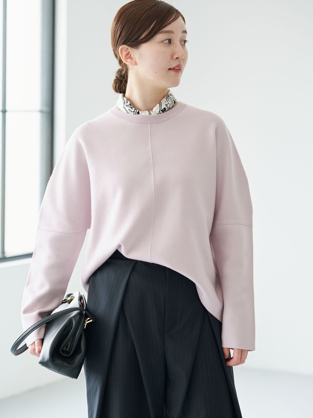 ブルー系のその他パンツ、ピンク系のニット/セーター、ブラック系のハンドバッグを着用したレディースの秋コーディネートの4枚目の写真