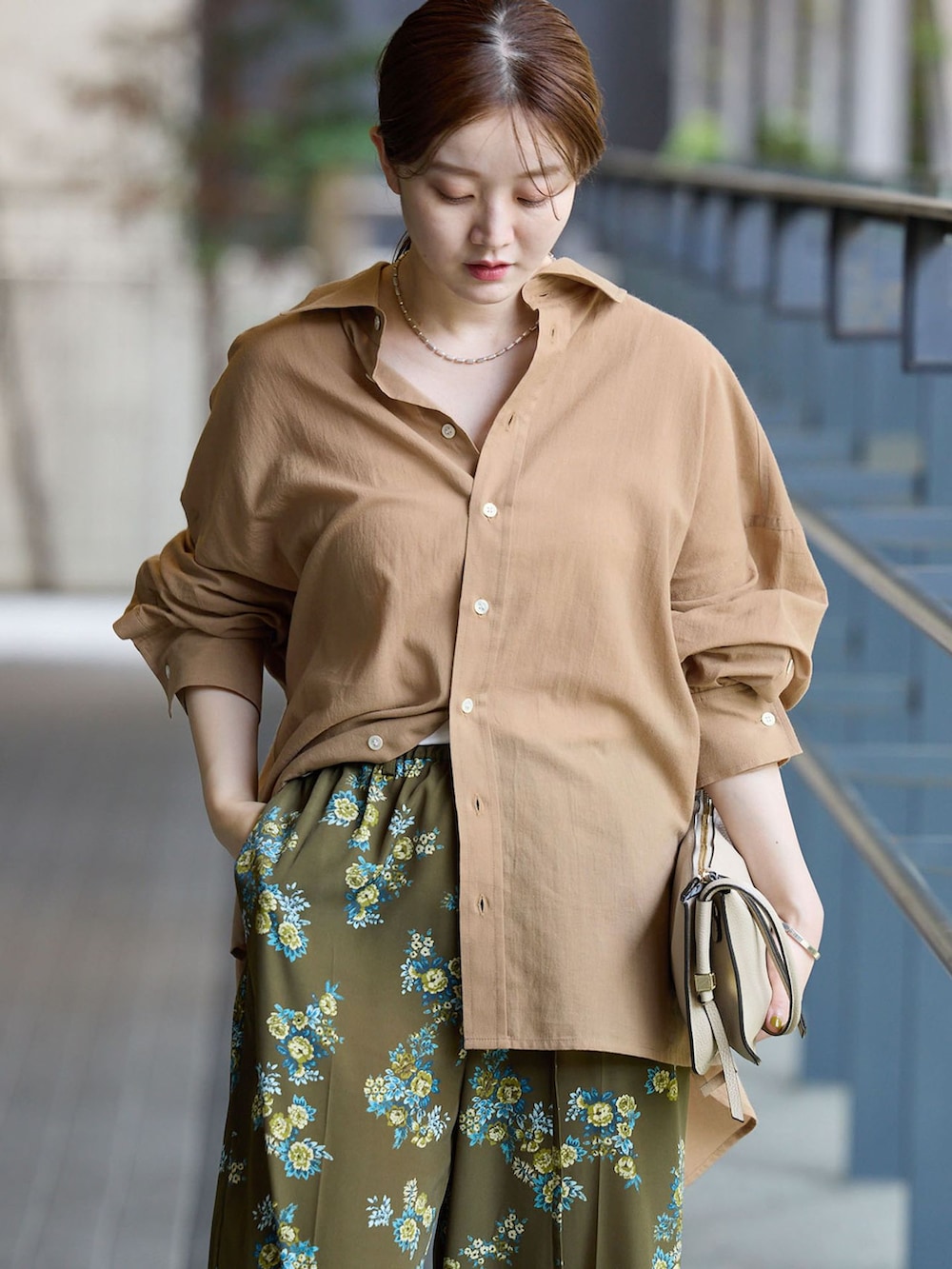 グリーン系のその他パンツ、ベージュ系のシャツ/ブラウスを着用したレディースの夏コーディネートの4枚目の写真