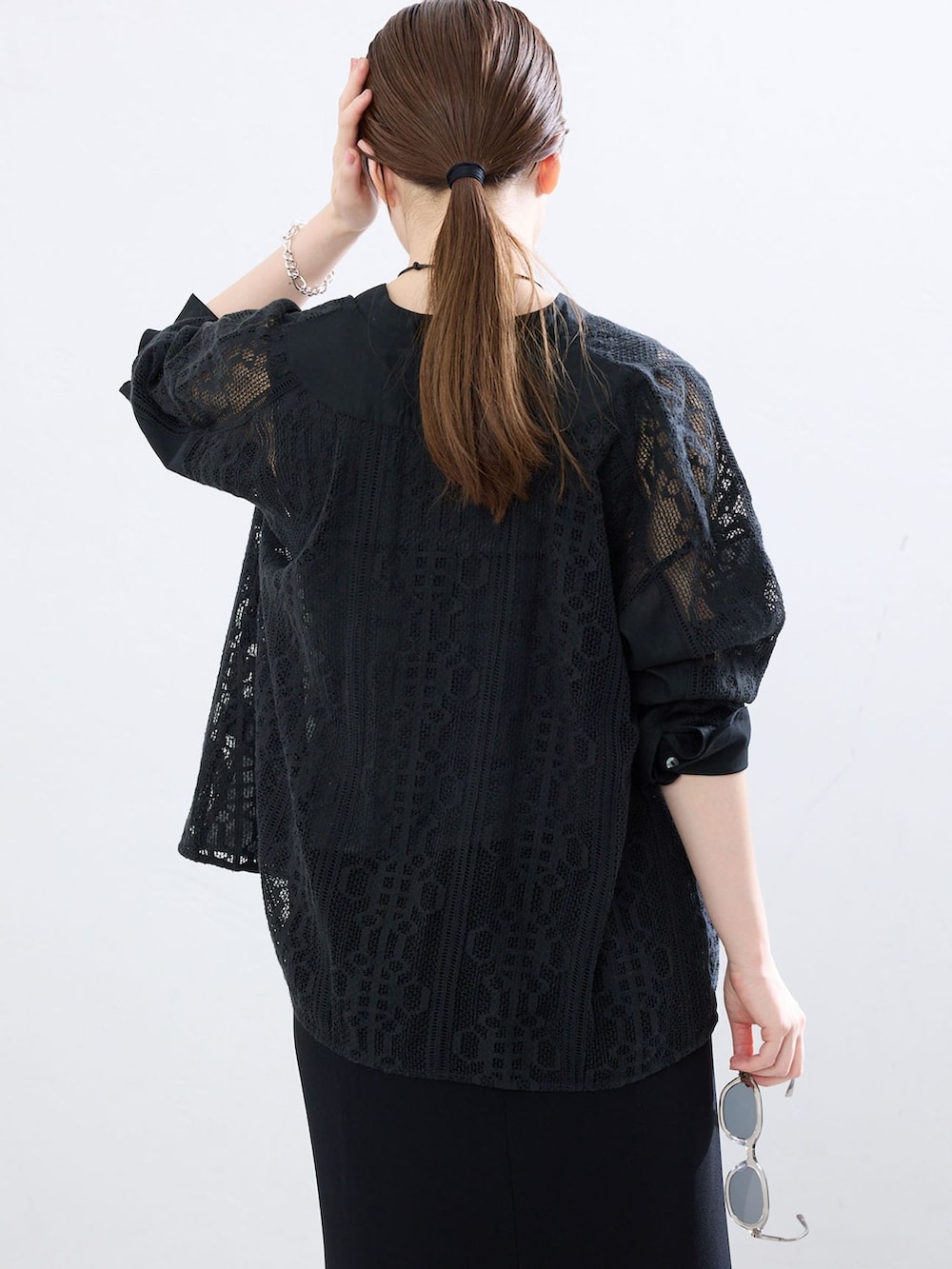 ブラック系のシャツ/ブラウス、ブラック系のスカート、ブラック系のサンダルを着用したレディースの夏コーディネートの6枚目の写真