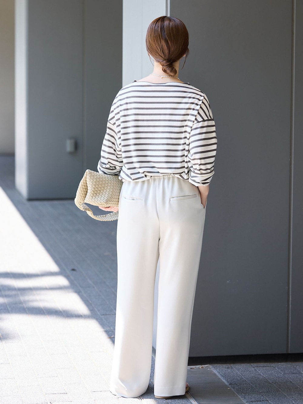 ベージュ系のその他パンツ、ベージュ系のトートバッグ、ベージュ系のサンダルを着用したレディースの春コーディネートの2枚目の写真
