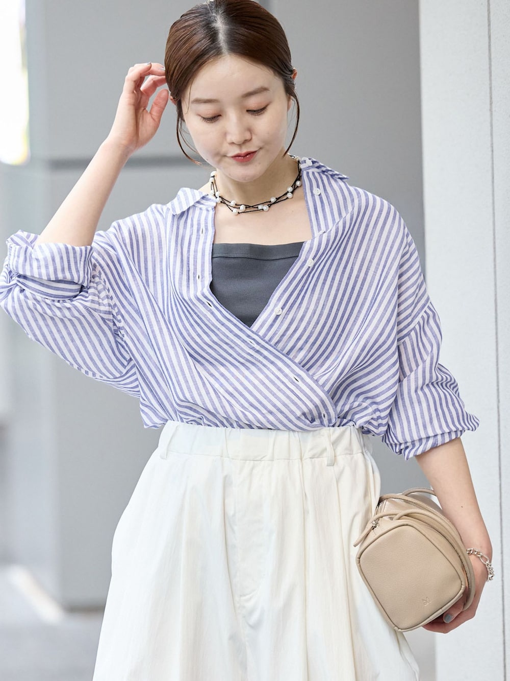 ホワイト系のその他パンツ、ブルー系のシャツ/ブラウス、ブラック系のサンダルを着用したレディースの夏コーディネートの4枚目の写真