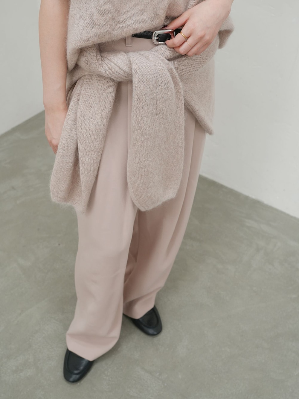 ピンク系のその他パンツ、ピンク系のニット/セーター、ピンク系のニット/セーターを着用したレディースの秋コーディネートの4枚目の写真