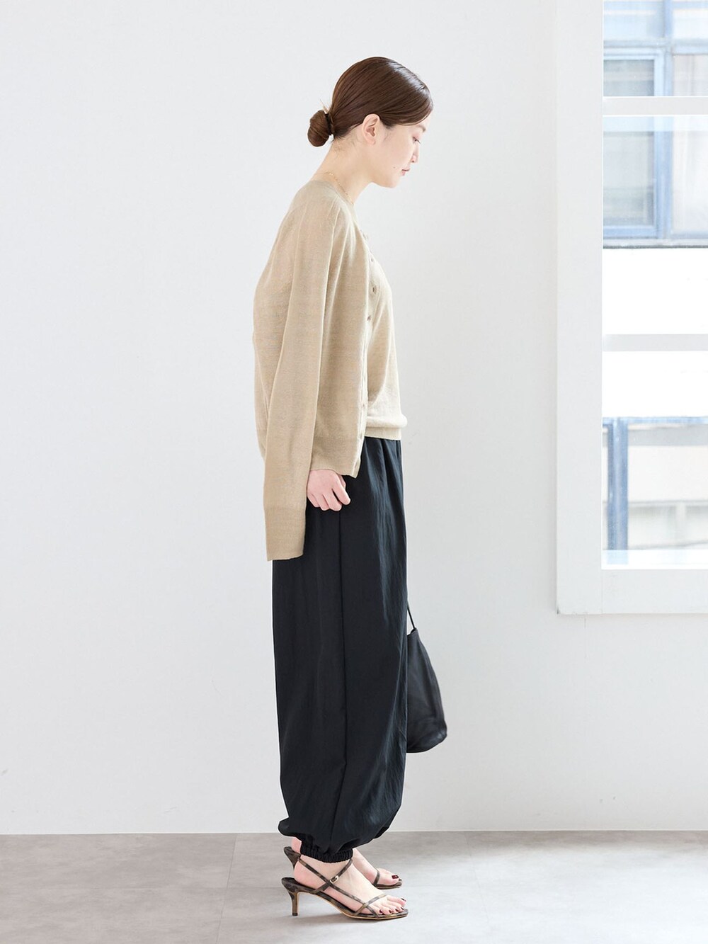 ブラック系のその他パンツ、ベージュ系のカーディガン/ボレロ、ベージュ系のニット/セーターを着用したレディースの夏コーディネートの2枚目の写真