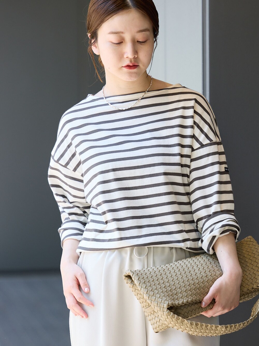 ベージュ系のその他パンツ、ベージュ系のトートバッグ、ベージュ系のサンダルを着用したレディースの春コーディネートの3枚目の写真