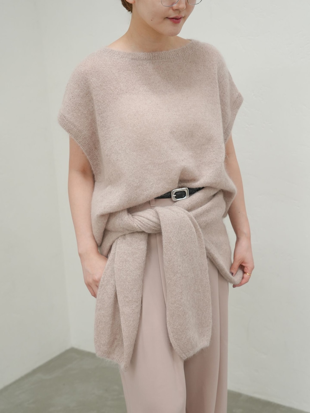 ピンク系のその他パンツ、ピンク系のニット/セーター、ピンク系のニット/セーターを着用したレディースの秋コーディネートの2枚目の写真