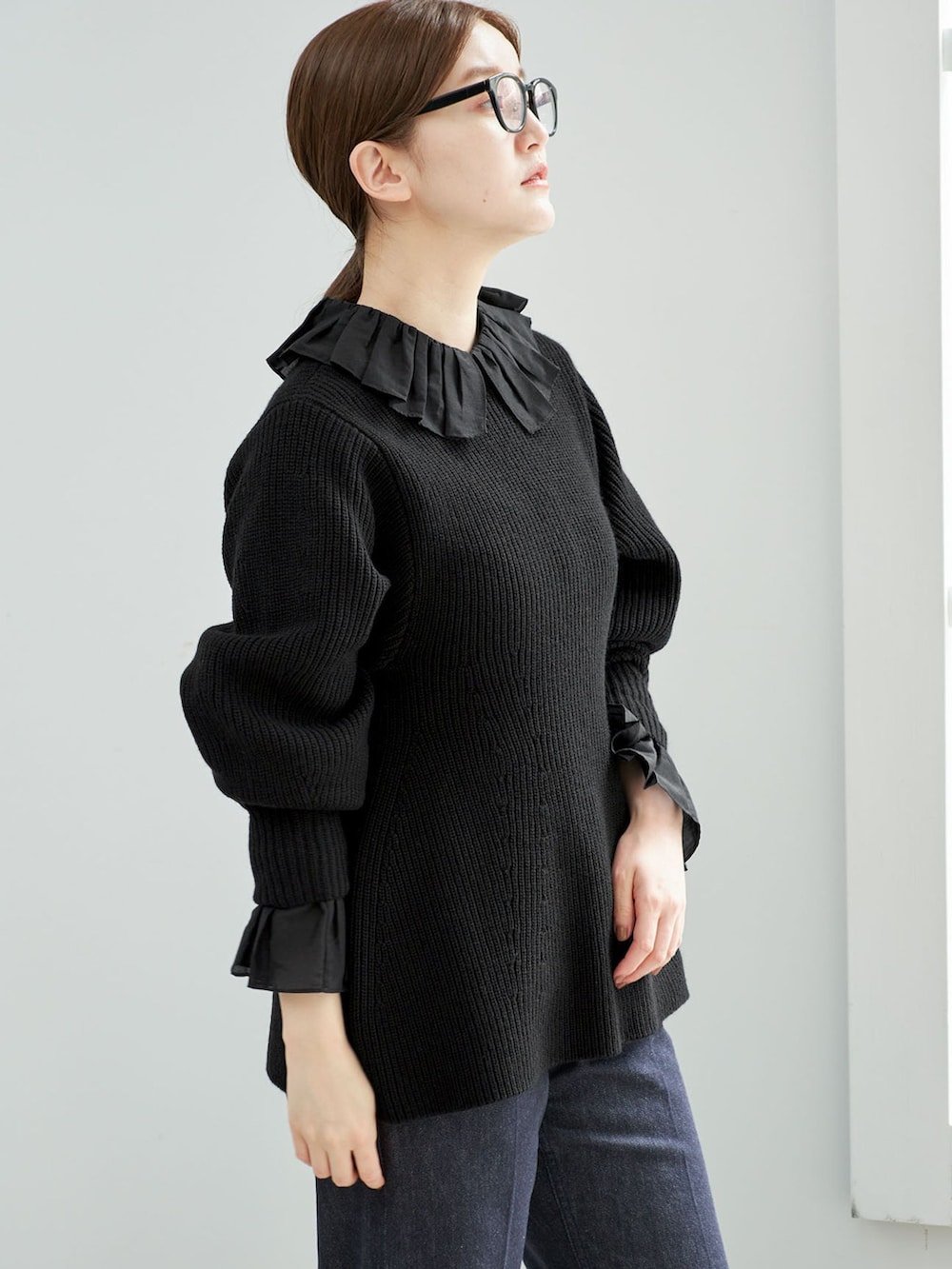 ブラック系のその他パンツ、ブラック系のシャツ/ブラウス、ブラック系のニット/セーターを着用したレディースの秋コーディネートの6枚目の写真