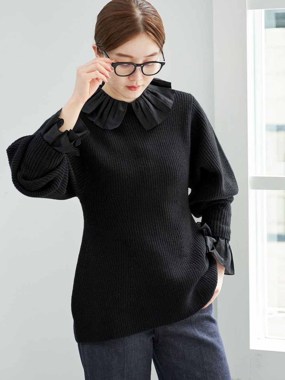 ブラック系のその他パンツ、ブラック系のシャツ/ブラウス、ブラック系のニット/セーターを着用したレディースの秋コーディネートの4枚目の写真