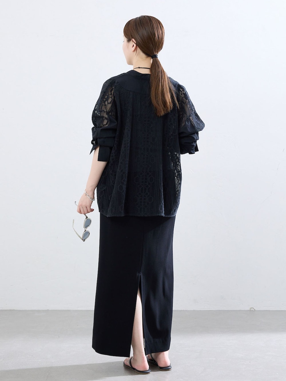 ブラック系のシャツ/ブラウス、ブラック系のスカート、ブラック系のサンダルを着用したレディースの夏コーディネートの3枚目の写真