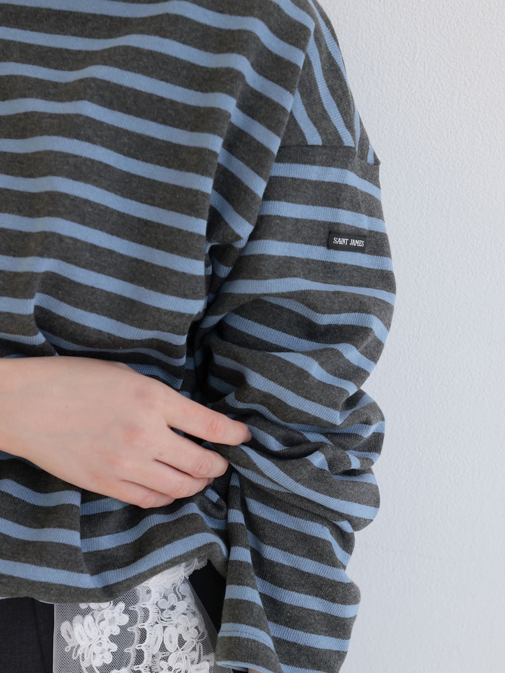グレー系のその他パンツ、ブラック系のブーツを着用したレディースの秋コーディネートの5枚目の写真