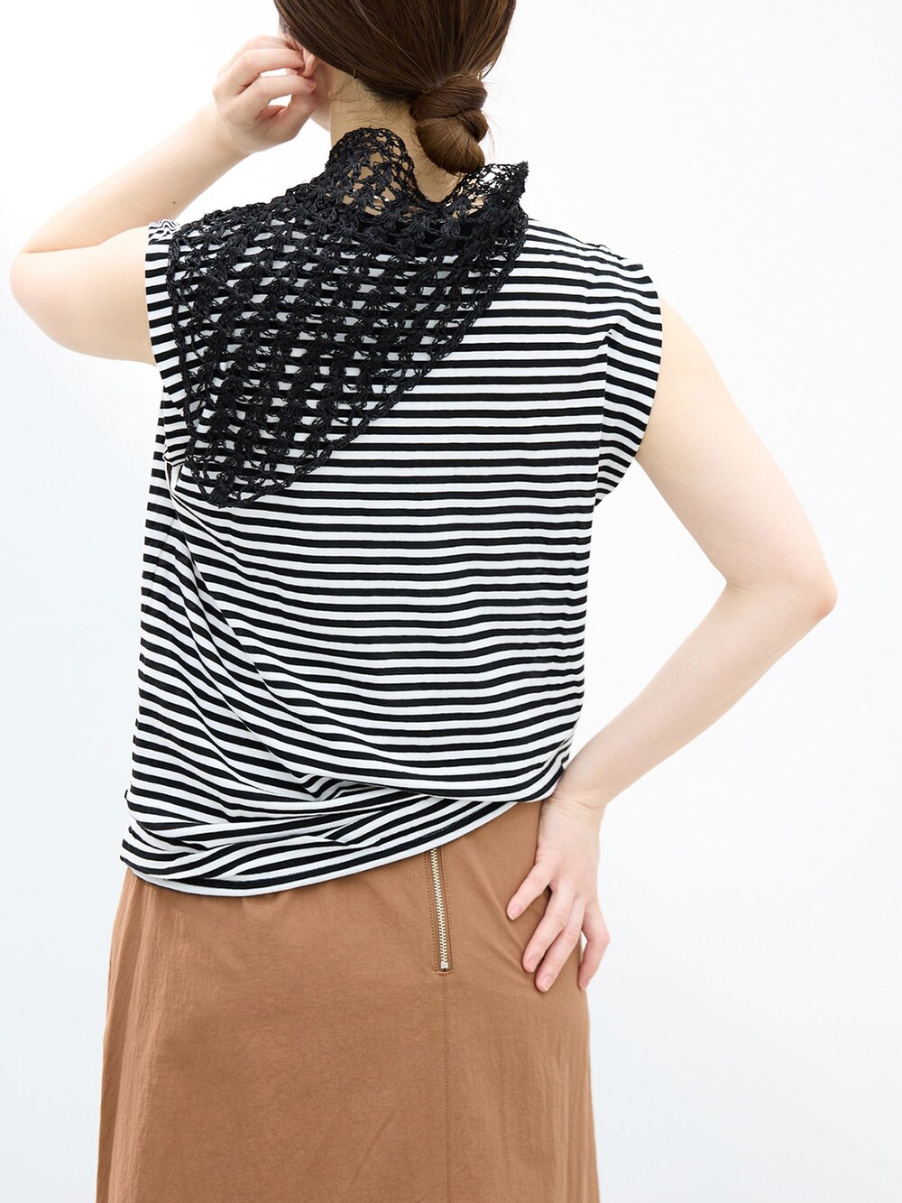 イエロー系のスカート、ブラック系のTシャツ/カットソー、ブラック系のサンダルを着用したレディースの春コーディネートの5枚目の写真