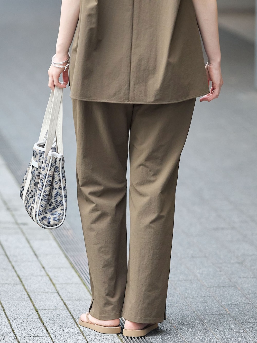 グリーン系のその他パンツ、グリーン系のTシャツ/カットソー、ベージュ系のサンダルを着用したレディースの夏コーディネートの7枚目の写真