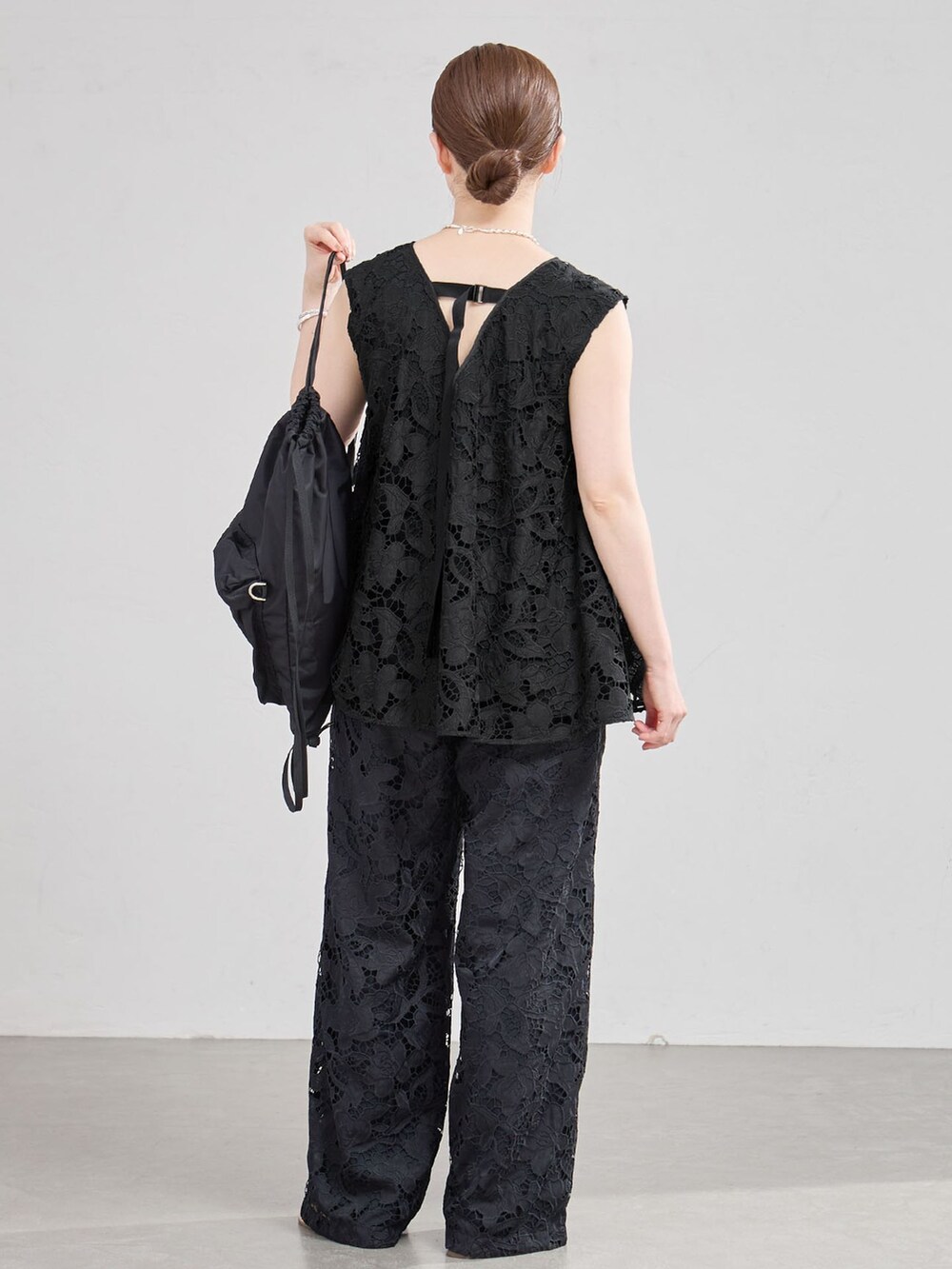 ブラック系のその他パンツ、ブラック系のシャツ/ブラウス、ブラック系のバックパック/リュックを着用したレディースの夏コーディネートの3枚目の写真