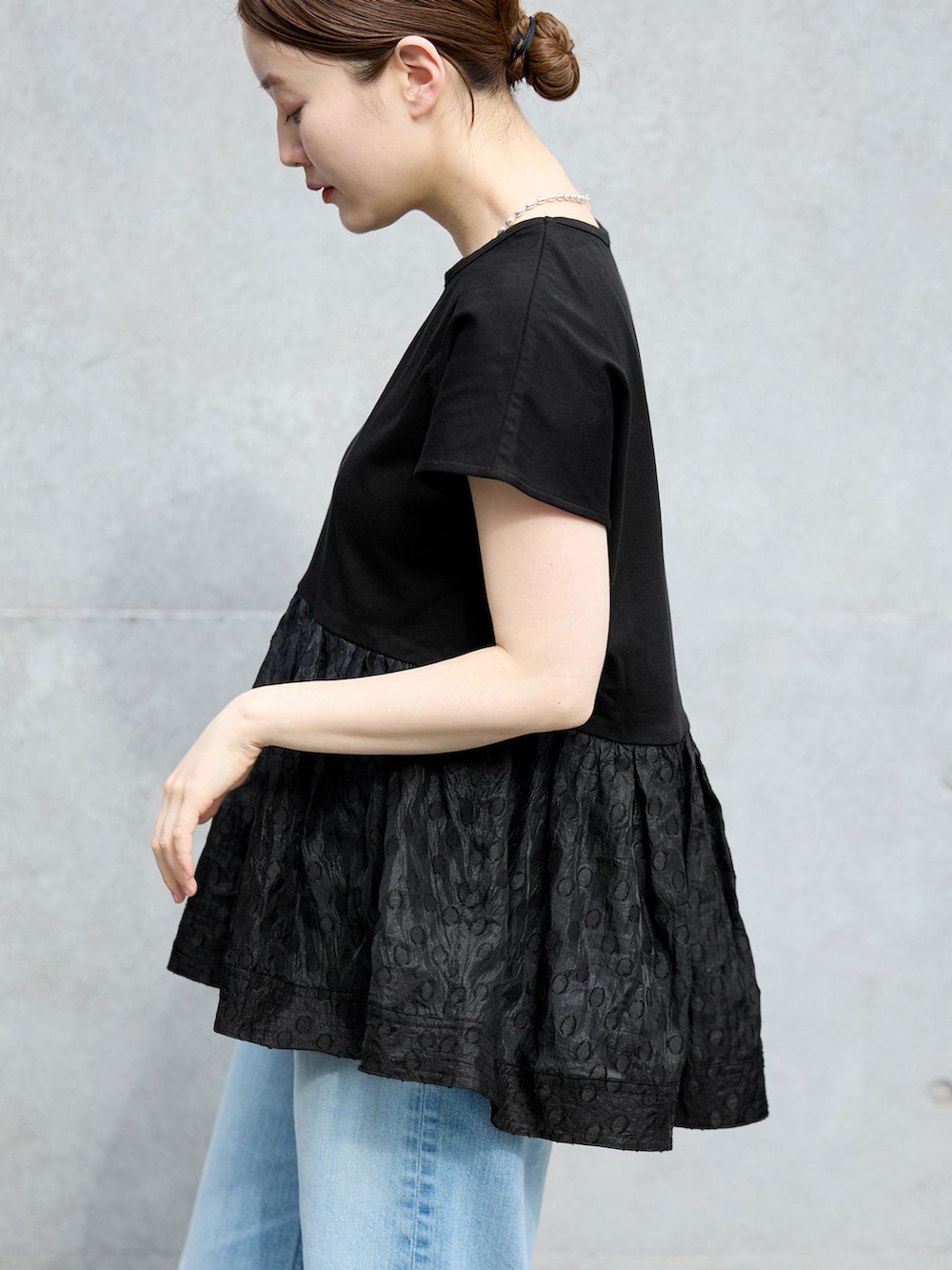 ブラック系のTシャツ/カットソーを着用したレディースの春コーディネートの5枚目の写真