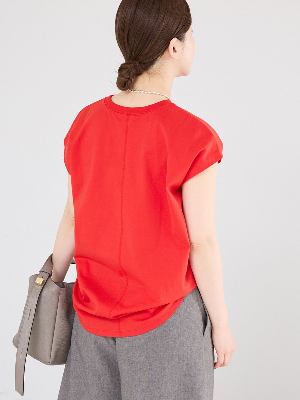 ブラウン系のその他パンツ、レッド系のTシャツ/カットソーを着用したレディースの春コーディネートの5枚目の写真