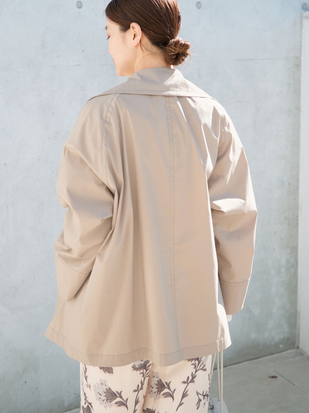 ベージュ系のその他アウター、ホワイト系のその他パンツ、ホワイト系のニット/セーターを着用したレディースの冬コーディネートの5枚目の写真