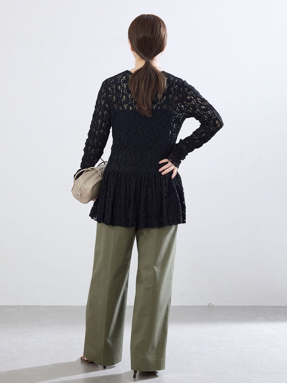 グリーン系のその他パンツ、ブラック系のTシャツ/カットソー、イエロー系のショルダーバッグを着用したレディースの夏コーディネートの3枚目の写真