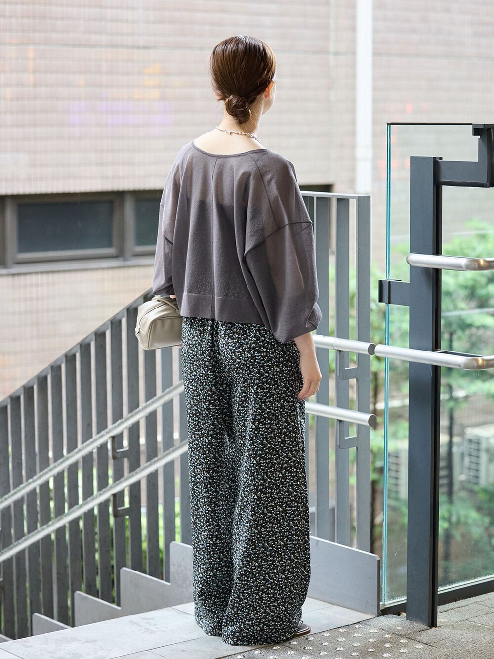 ブラック系のその他パンツ、グレー系のカーディガン/ボレロ、イエロー系のショルダーバッグを着用したレディースの夏コーディネートの2枚目の写真