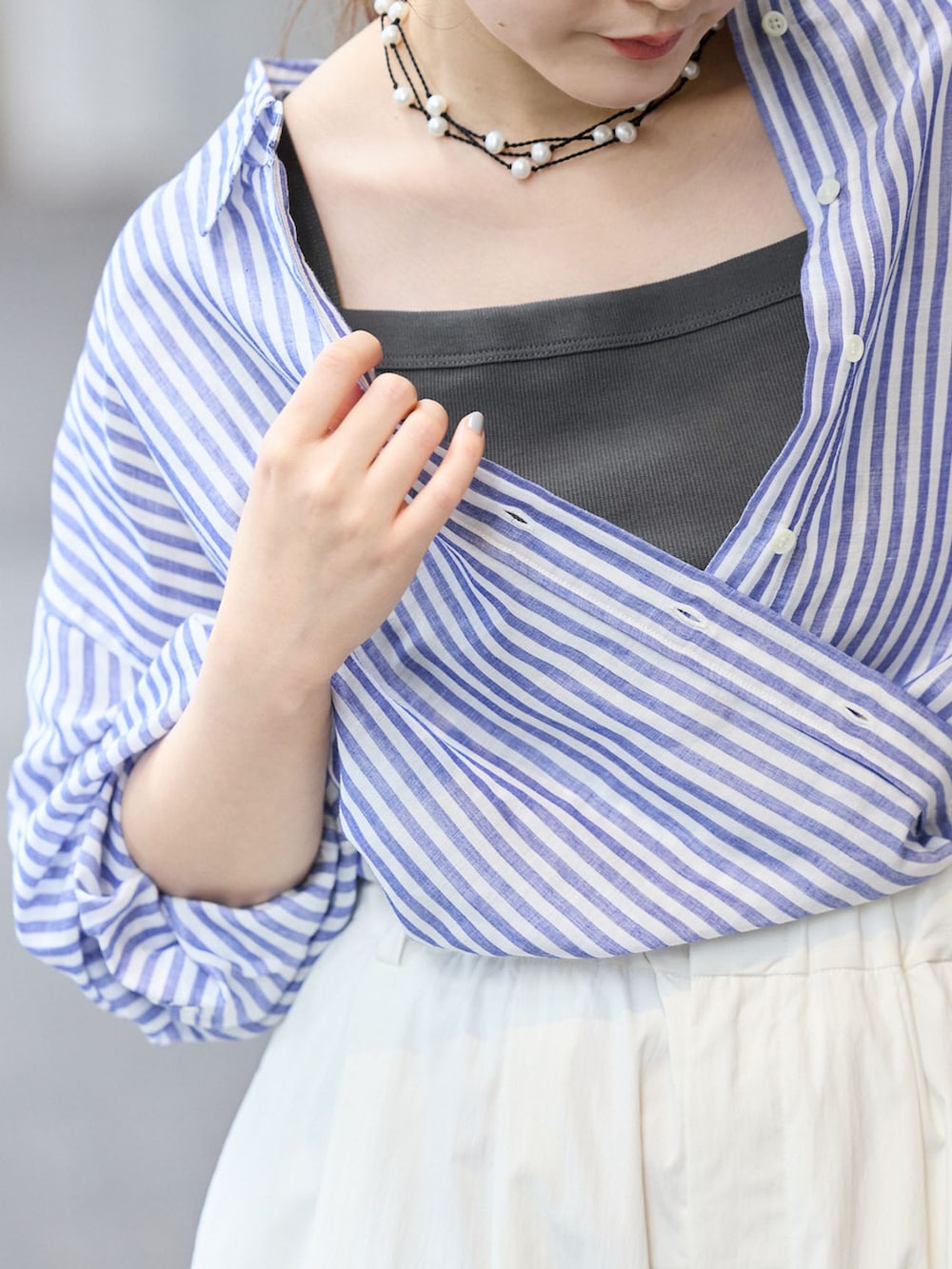 ホワイト系のその他パンツ、ブルー系のシャツ/ブラウス、ブラック系のサンダルを着用したレディースの夏コーディネートの6枚目の写真