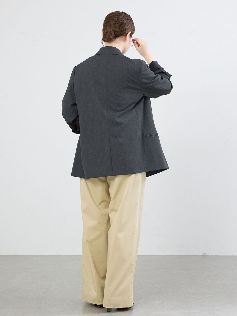 グレー系のテーラードジャケット、ベージュ系のチノパンツ、ブルー系のTシャツ/カットソーを着用したレディースの夏コーディネートの3枚目の写真
