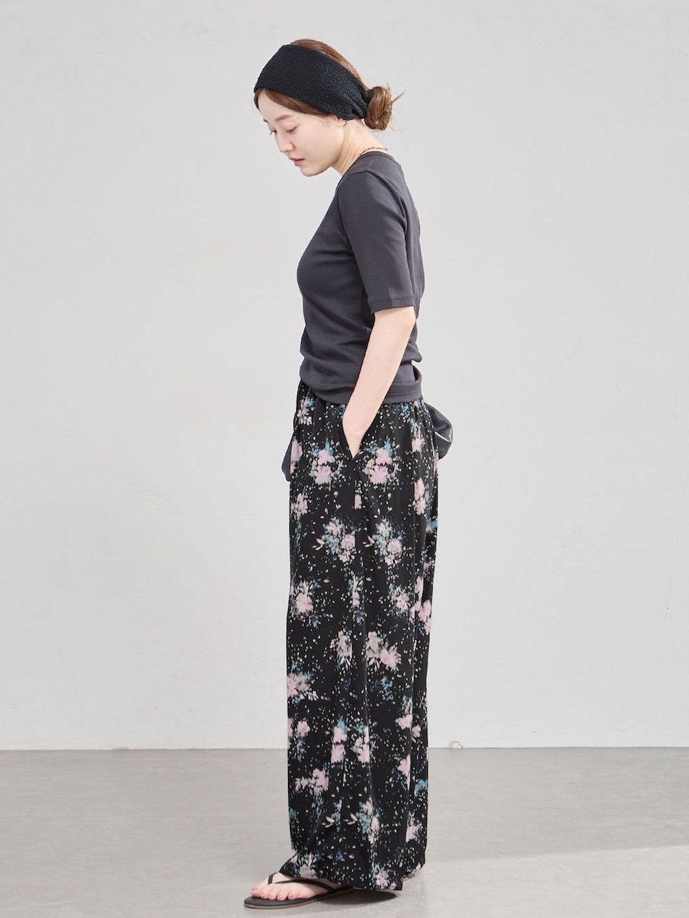 ブラック系のその他パンツ、ブラック系のTシャツ/カットソー、ブラック系のサンダルを着用したレディースの秋コーディネートの2枚目の写真