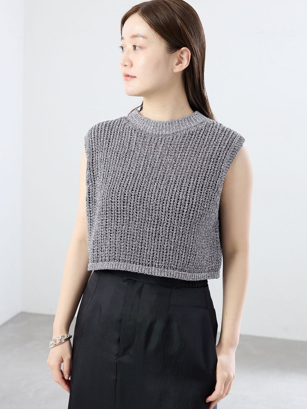 ブラック系のその他パンツ、グレー系のベスト、ブラック系のサンダルを着用したレディースの夏コーディネートの3枚目の写真